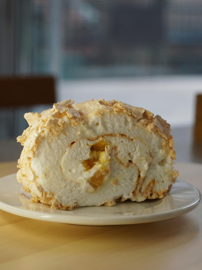 Meringue roll with mango