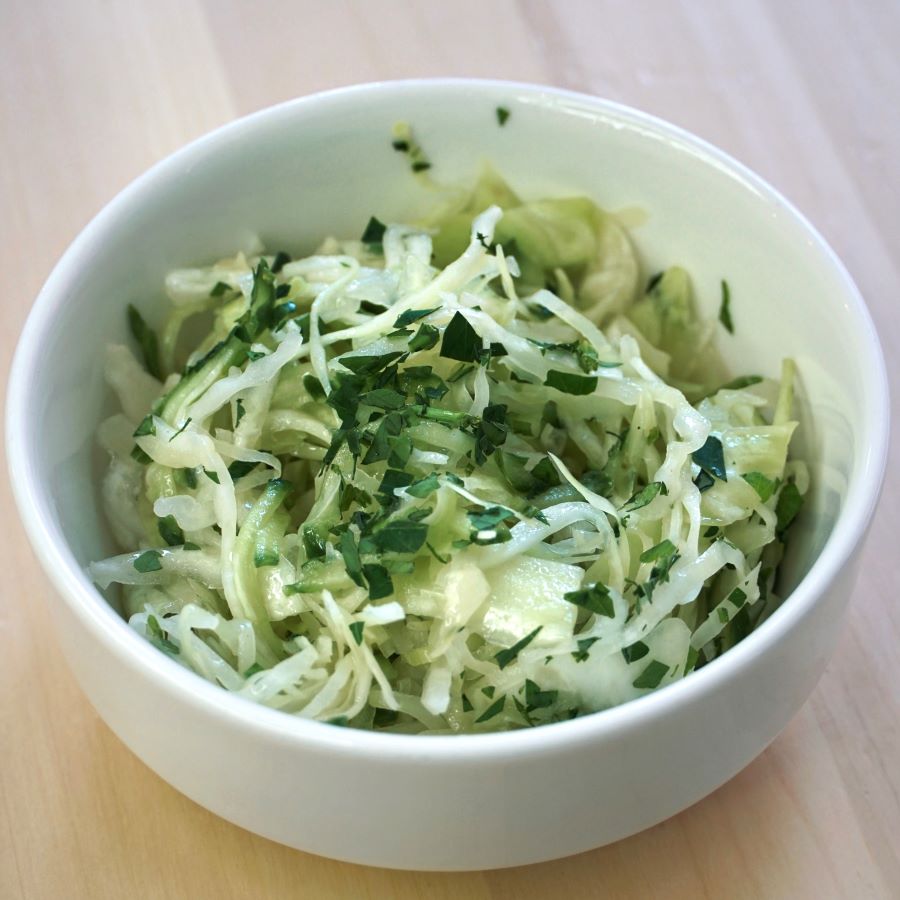 Vitaminli salatalık salatası