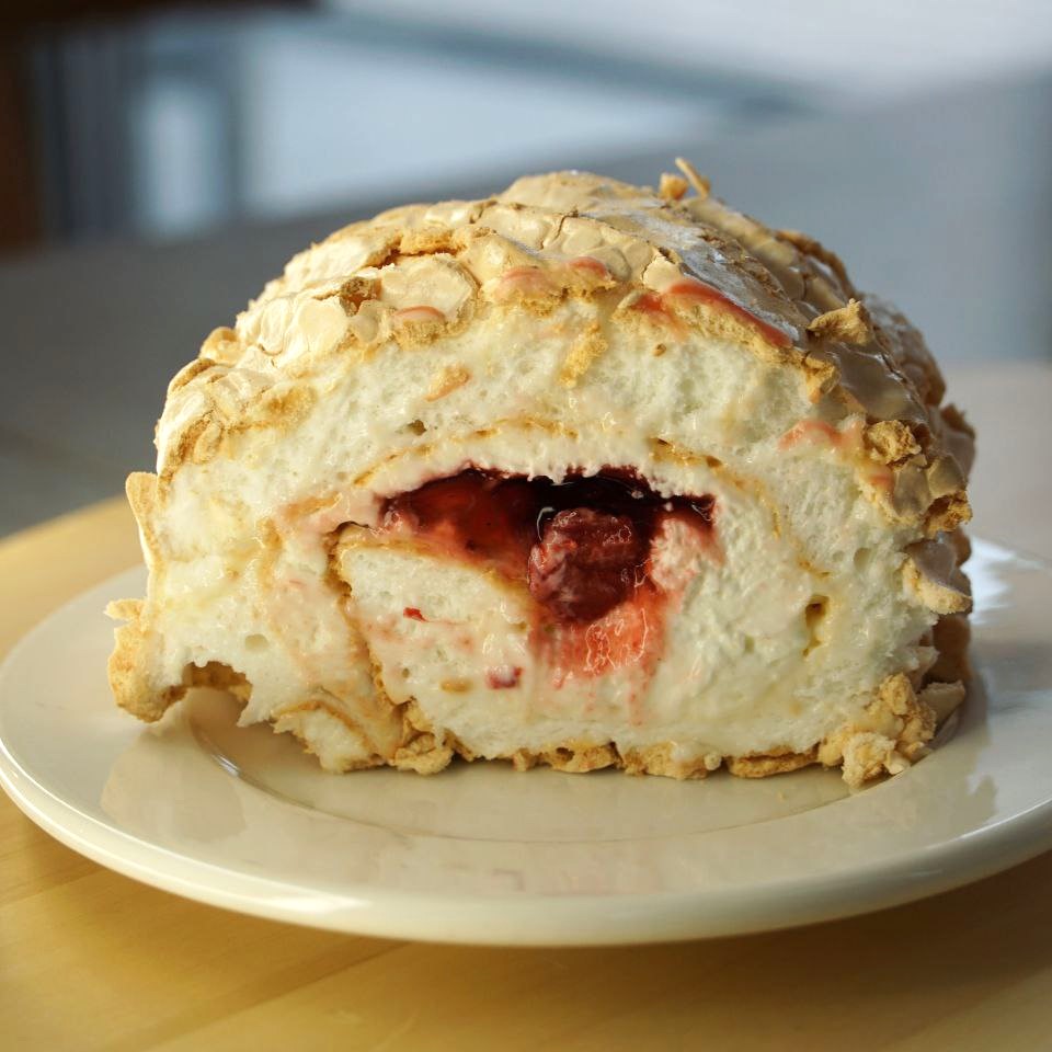 Meringue roll with strawberry