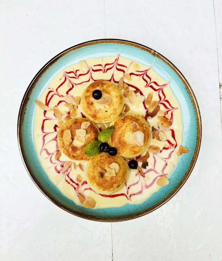 SIRNIKI WITH VANILLA AND RASPBERRY SAUCE