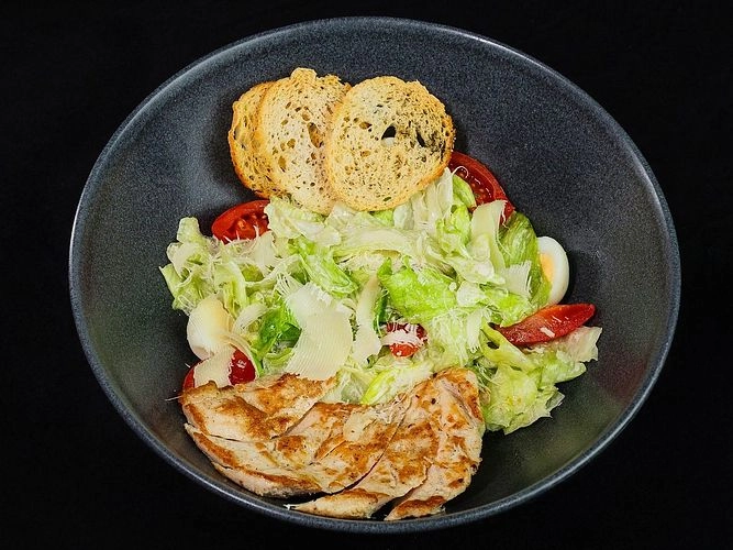 Tavuklu Sezar salatası