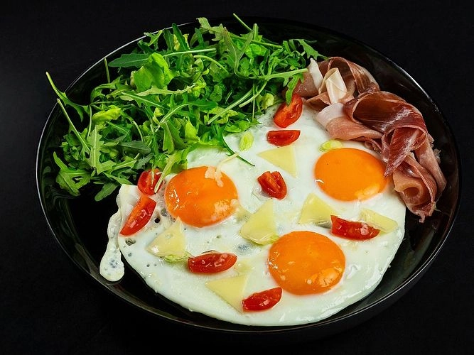 Yumurta / çırpılmış yumurta ile prosciutto
