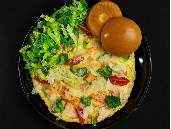 Somon ve brokoli ile omlet