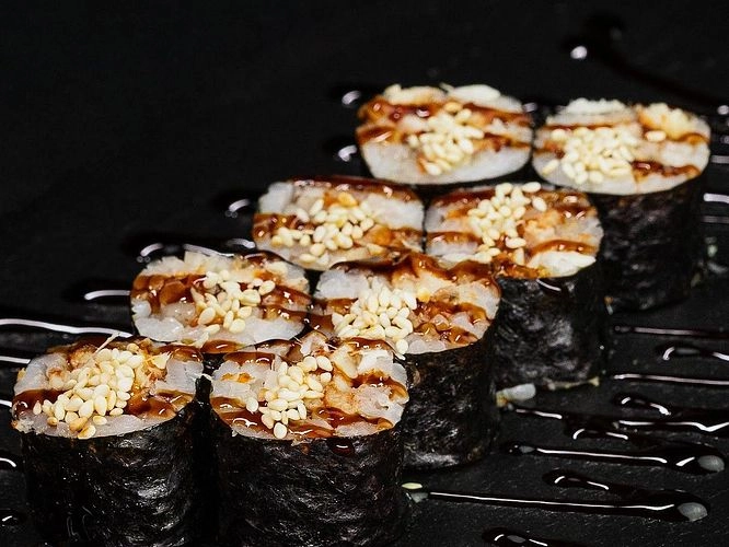 Mini roll ile yılan balığı (anguille)