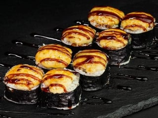 Fırınlanmış roll’lar ile somon