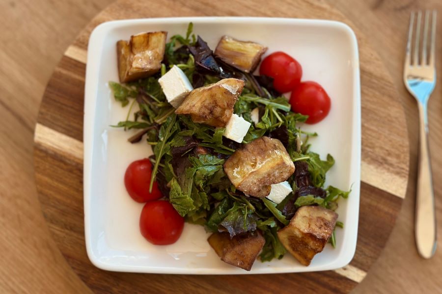 Salad with crispy eggplants