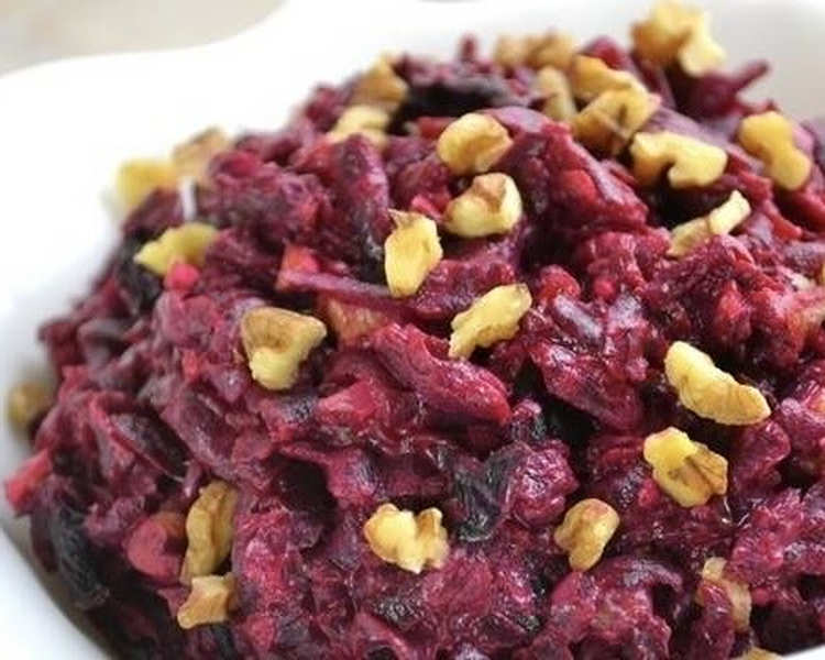 Салат із буряка з волоськими горіхами та чорносливом