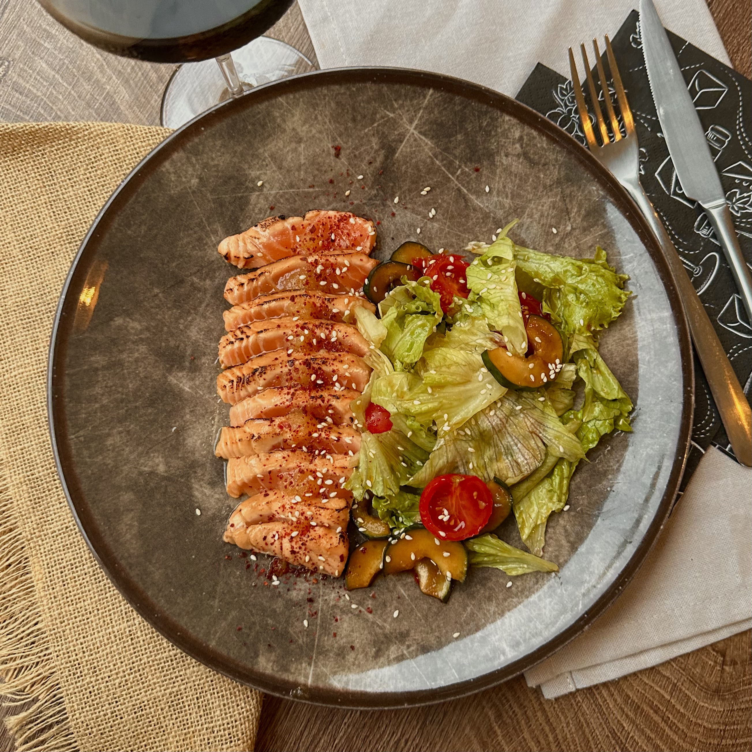 Salata sa lososom tataki 240g