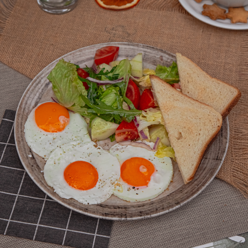 Fried eggs with country salad 270g