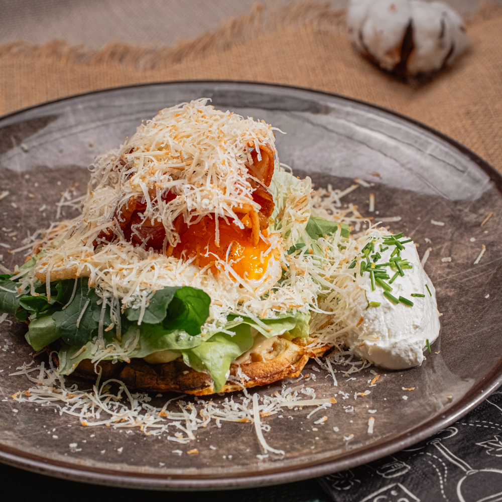 Potato waffles with pancetta and egg 340g