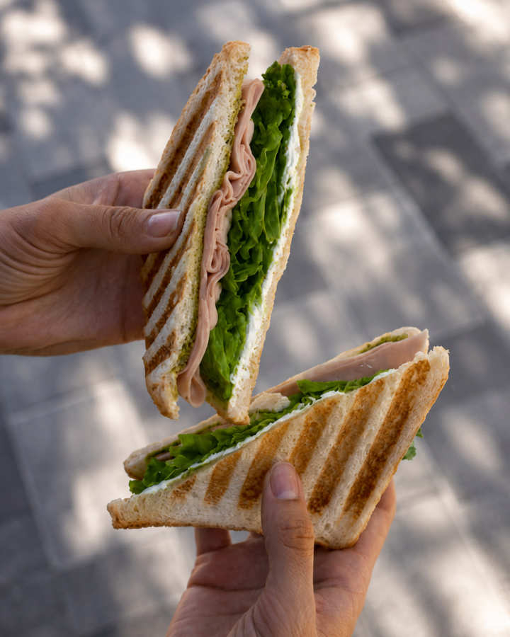 Mortadella, pesto ve krem peynirli sandviç