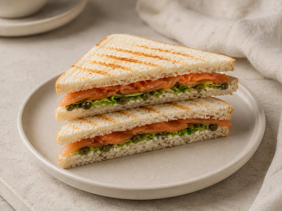 Somon ve avokado soslu sandviç