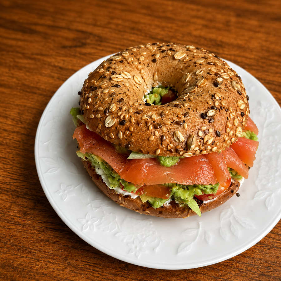 Somon, özel avokado sosu ve salatalı bagel
