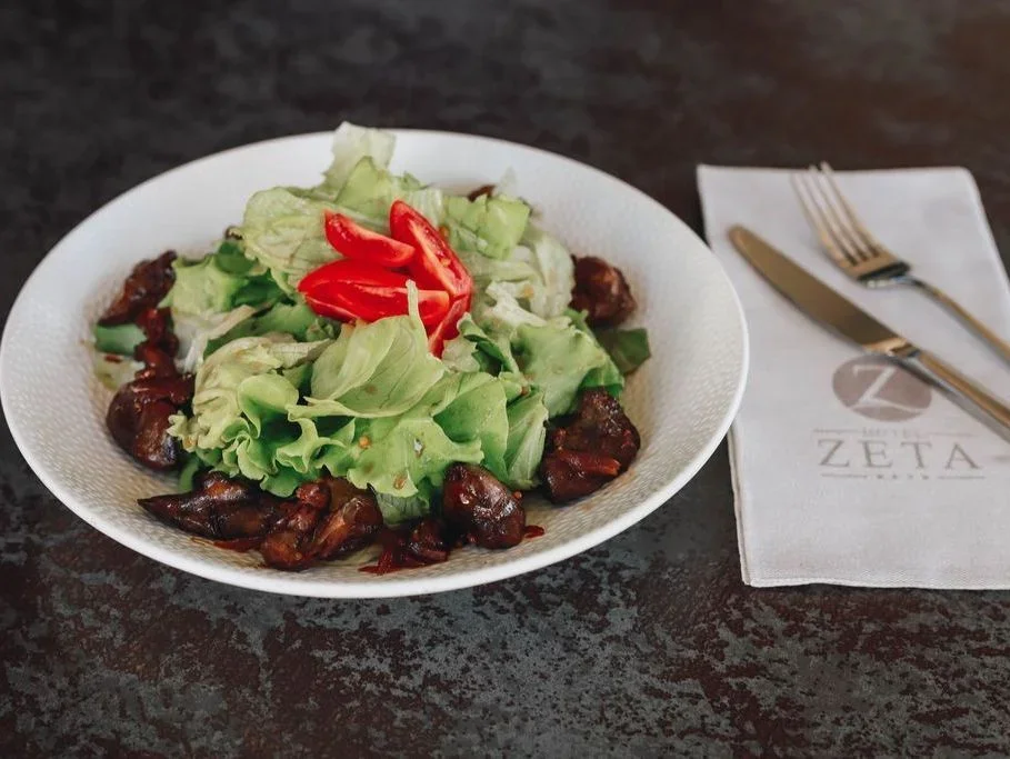 Warm chicken liver salad
