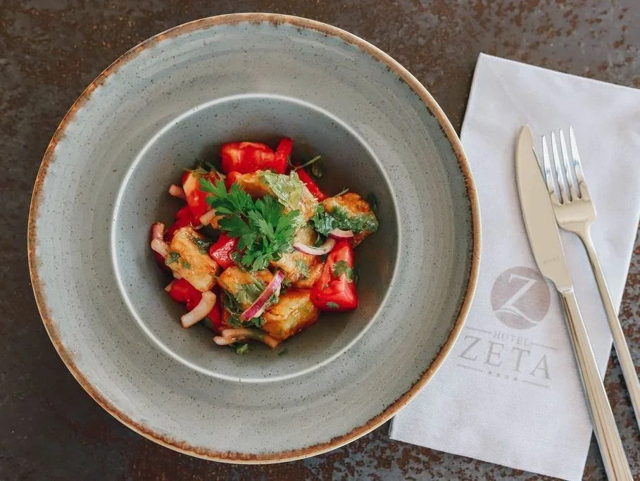 Salad with crispy eggplant and tomatoes
