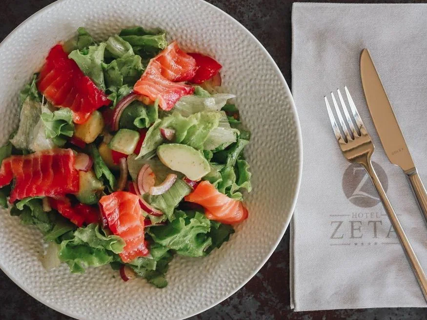 Mixed salad with avocado and salmon or shrimp
